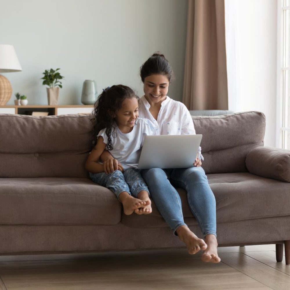 woman-and-daughter-on-sofa-with-laptop